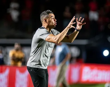 Jair Ventura vibra com triunfo no Ba-Vi e defende Dudu após expulsão