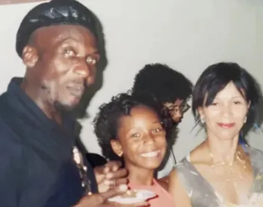 Nabiyah Be ao lado dos pais Jimmy Cliff e Sônia Gomes