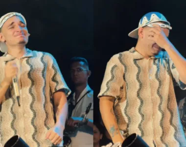 Cantor caiu em lágrimas durante apresentação