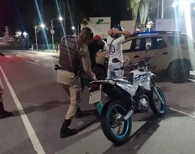 Homem foi atingido, mas seu comparsa fugiu