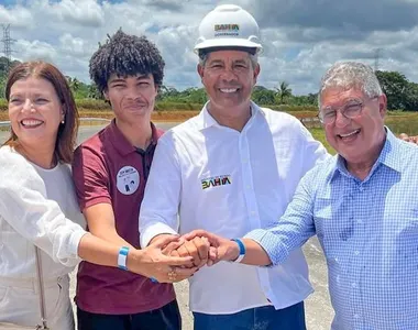 Da esquerda para direita: Adélia Pinheiro, ex-secretária de Educação da Bahia; Jhonata Mendes, Presidente do DCE da UESC; Governador Jerônimo; deputado estadual Rosemberg Pinto