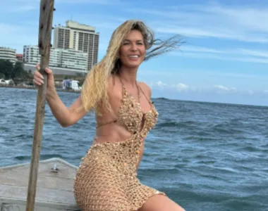 Lívia Andrade entregou presentes para Iemanjá