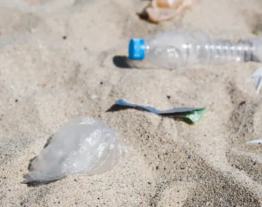 Lixo na areia da praia