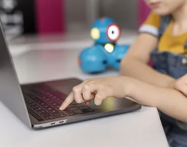 Criança utilizando internet