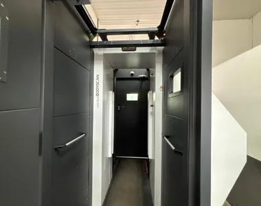 Equipamento de escaneamento corporal é utilizado nos procedimentos de revista