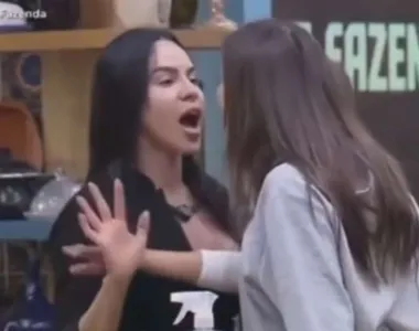 Público pede expulsão das participantes