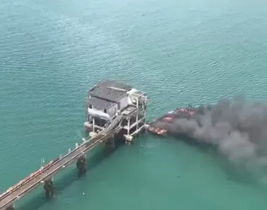Embarcação pegou fogo na manhã desta segunda-feira (6)