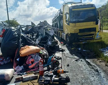 Caminhonete ficou destruída