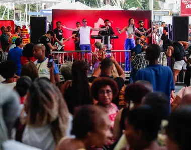 Povão dançou coladinho ao som do Grupo Arrocha