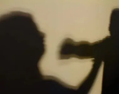 Companheiro impedia vítima de sair de casa