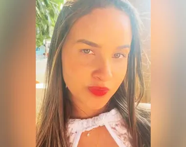 Mulher morre após cair de carro