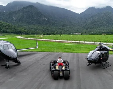 Neymar ostenta batmóvel, jato e helicóptero