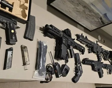 Armas e equipamentos apreendidos pela PF na casa de Buzeira