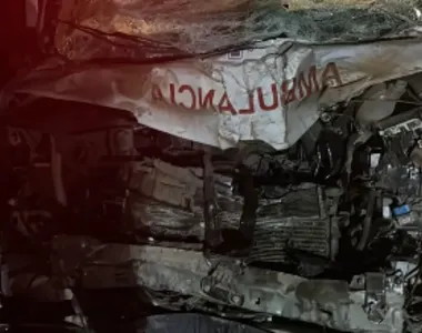 Ambulância ficou totalmente destruída