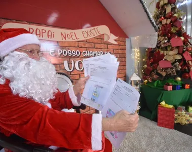 Papai Noel com cartas
