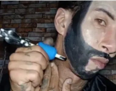 Fã tatuou rosto pra ficar parecido com  Embaixador