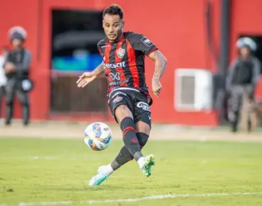 Mateus Gonçalves em ação com a camisa do Vitória