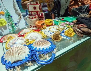 Peças vão de roupas a itens de decoração