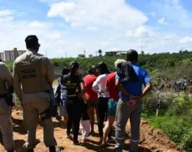 Familiares se aproximaram do local para reconhecer às vítimas