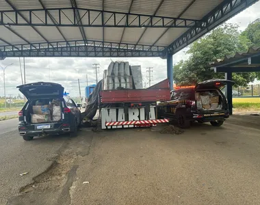 Motorista, caminhão e todo material foram encaminhados para o posto da PRF