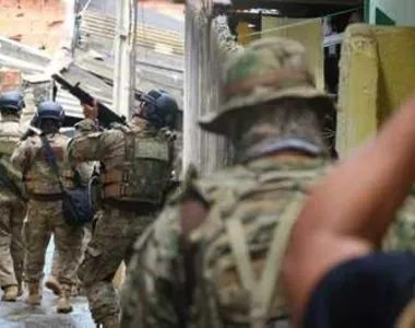 Armas, carregadores e munições foram apreendidos com o grupo