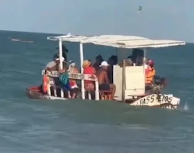Barco virou completamente, ficando de cabeça para baixo