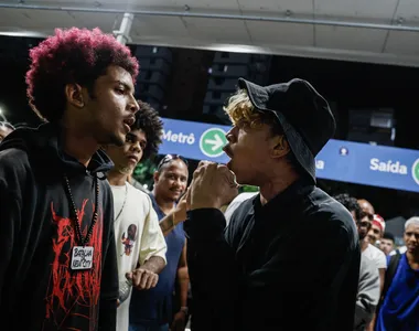 Jovens em batalha de rima na Lapa 

Jovens de toda a cidade se reúnem na Estação da Lapa para batalha de rima.

Na foto: Jovens participam e acompanham batalhas de rima.

Foto: Uendel Galter/Ag. A TARDE.

Data: 29/10/25