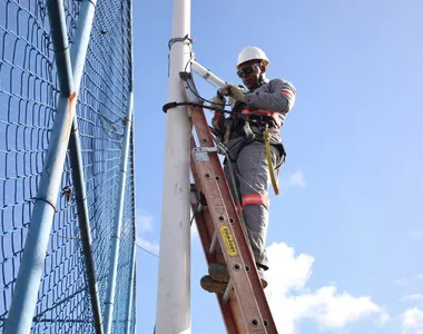 Luminária sendo substituída