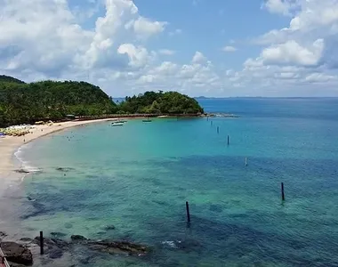 Praia faz parte do território de Salvador