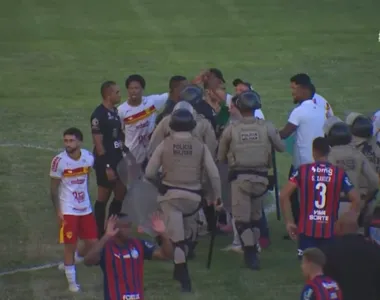 Anulação do pênalti causou confusão generalizada na partida
