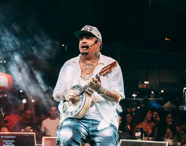 Cantor e compositor Thiago Soares