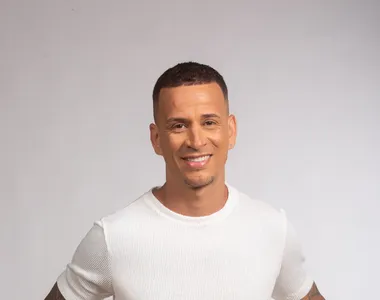 Cantor Fabrício Mena