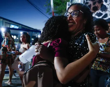 Mães fazem vigília à espera de filhos em prova do Enem