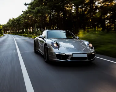 Um dos carros estava a mais de 200 km/h