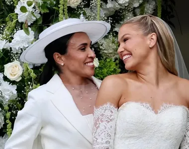 Rainha do futebol, Marta oficializa união com Carrie Lawrence