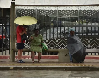 Populares se protegem da chuva