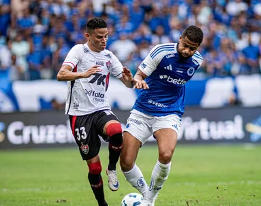 Raposa atropela Vitória com dois gols de Kaio Jorge