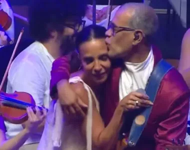 Cantora Ivete Sangalo chora durante show