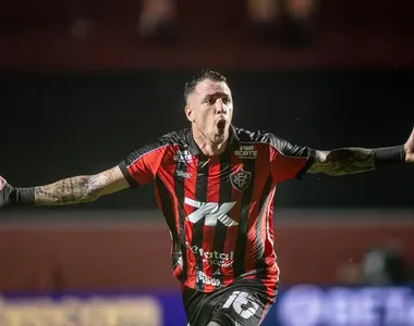 Renzo comemorando seu primeiro gol com a camisa do Vitória