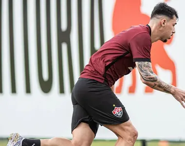 Claudinho, lateral do Vitória