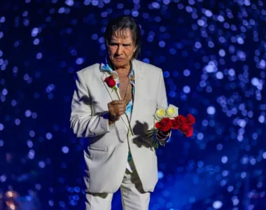 Artista jogou flores para galera