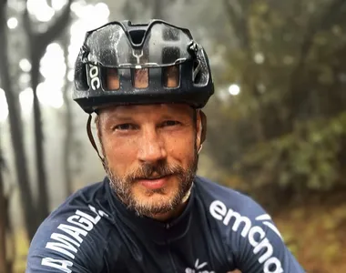 Hilbert compartilhou nas redes sociais o momento em que arrumou o veículo