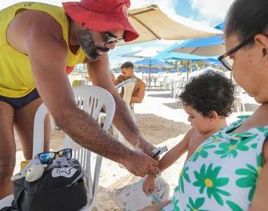 Pais e filhos receberam pulseiras de identificação e dicas de segurança nas praias