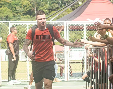 Kayzer se jogou na arquibancada do Barradão
