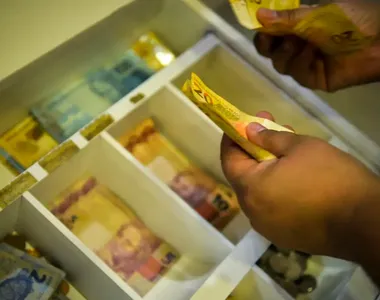 Salário extra injetará R$ 369,4 bilhões na economia neste ano