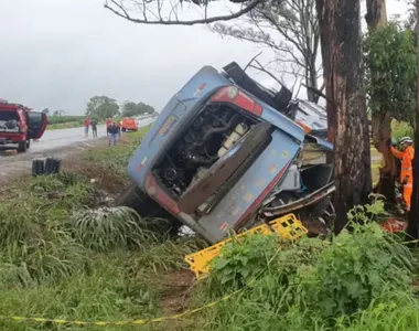 Ônibus que voltava do réveillon em Salvador capota em MG e deixa seis mortos