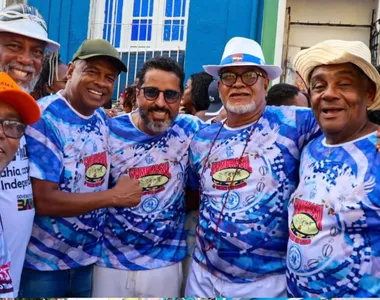 Turma se diverte durante a folia momesca no bairro