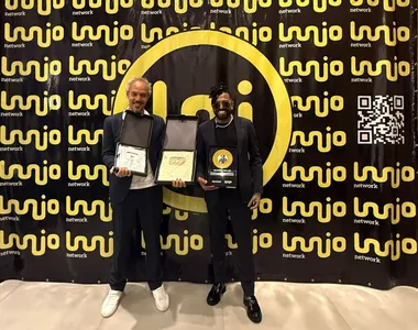 Silvanno Salles recebe as placas das mãos de Jeff Nuno