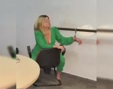 Repórter foi presa por tentar agredir PM