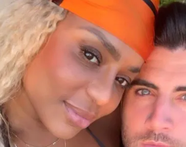 Apresentadora Cariúcha com o modelo Alexis Couto